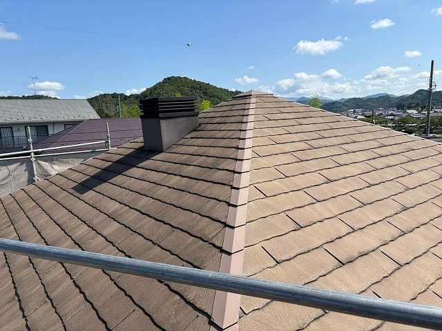 岐阜市｜金属屋根材「スーパーガルテクト」でカバー工事！難しい煙突周りの処理をシーリングで行いました